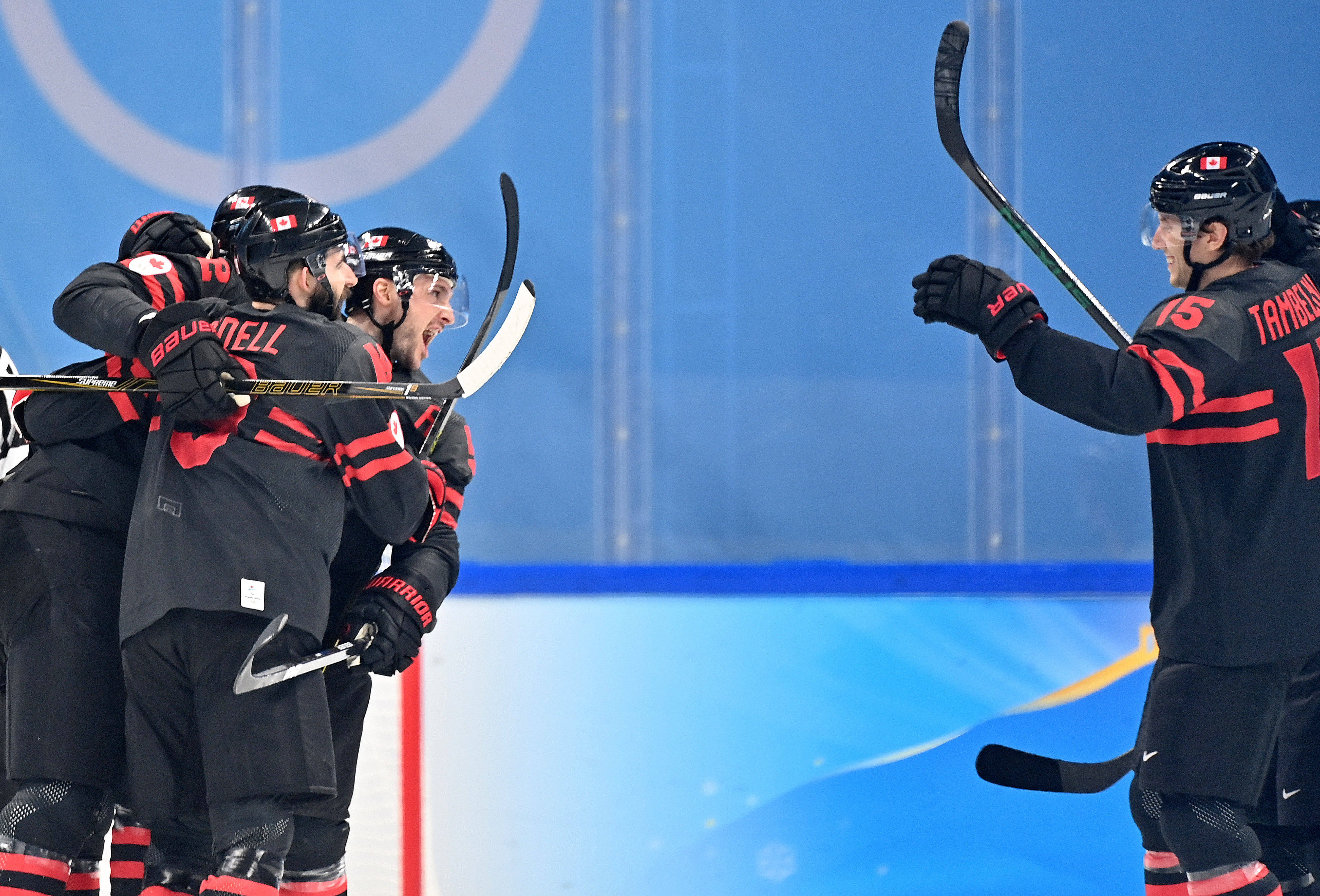 加拿大队球员战胜强敌晋级足球赛决赛的简单介绍